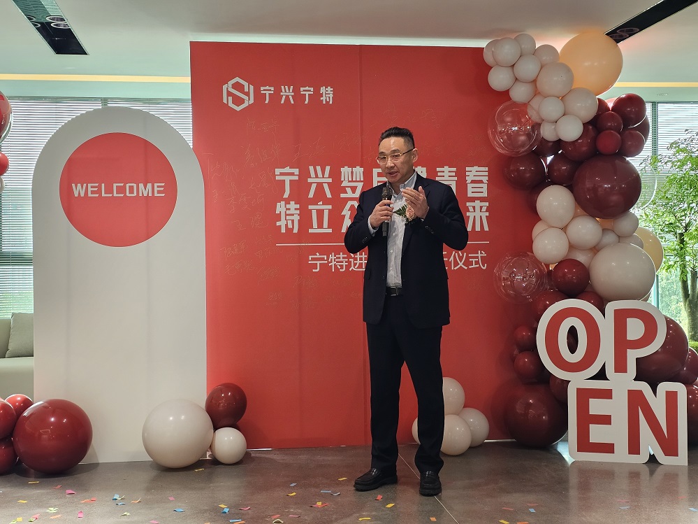 4 黄董讲话.jpg